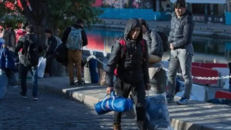 В Париже эвакуируют стихийный лагерь мигрантов