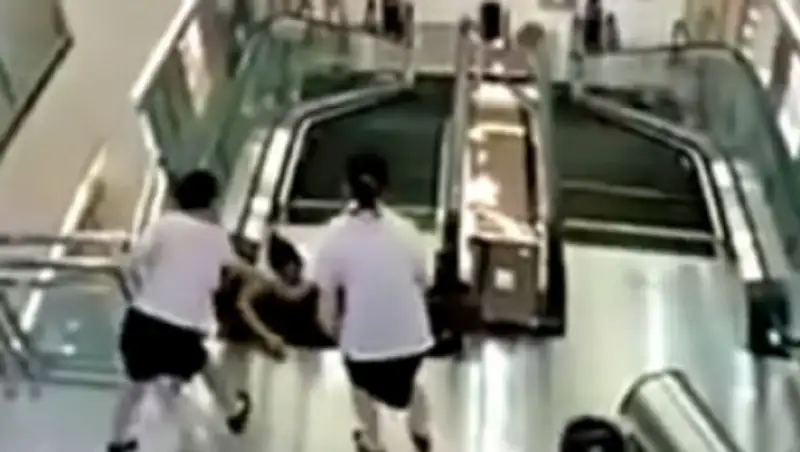 В Китае женщину раздробило эскалатором