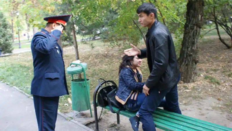 В Алматы после рейда в парках привлекли 37 человек за нарушение благоустройства и курение, фото - Новости Zakon.kz от 21.10.2013 17:51
