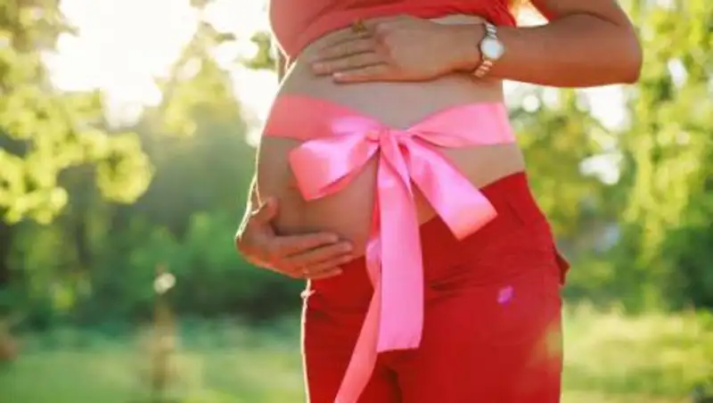 Женщина родила на улице в Алматы