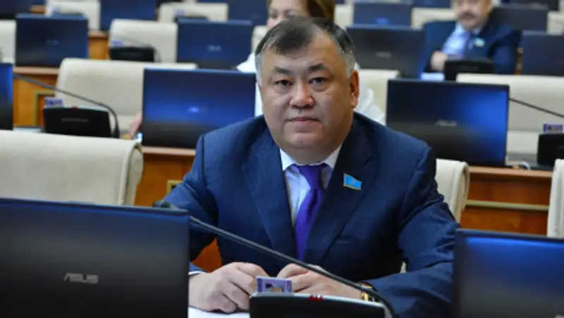 Нурлан Дулатбеков ушел из депутатов и стал ректором
