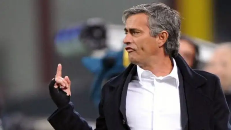 Яростный Моуринью полез в драку с тренером "Челси", когда тот праздновал гол