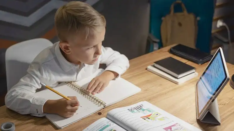 В Экибастузе школьники и студенты будут учиться онлайн