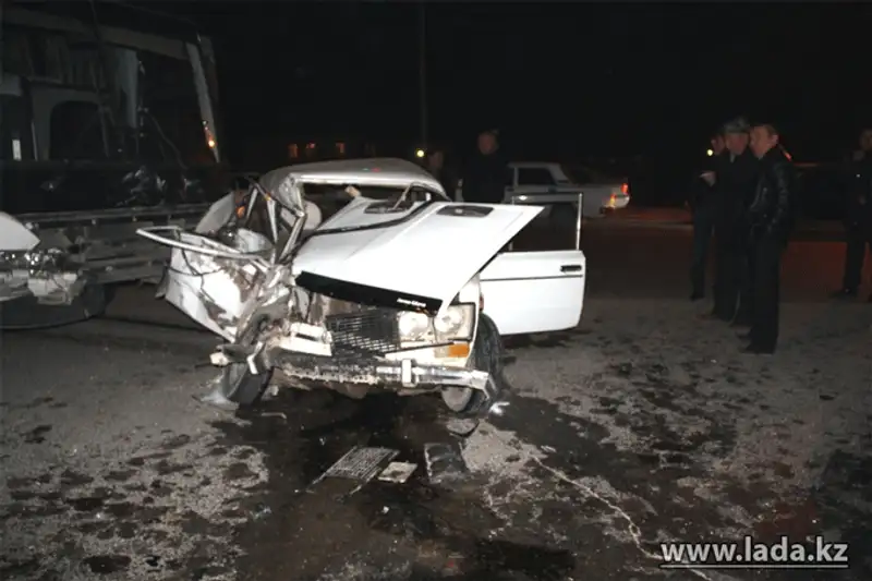 В результате ДТП в Актау, 5 человек в тяжелом состоянии доставлены в больницу (фото), фото - Новости Zakon.kz от 27.11.2013 03:33