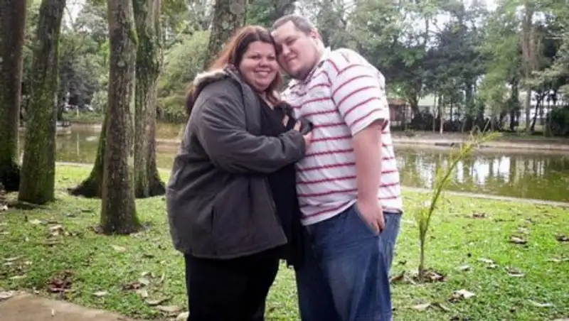 Бразильская пара решила похудеть на 200 килограммов, сломав кровать