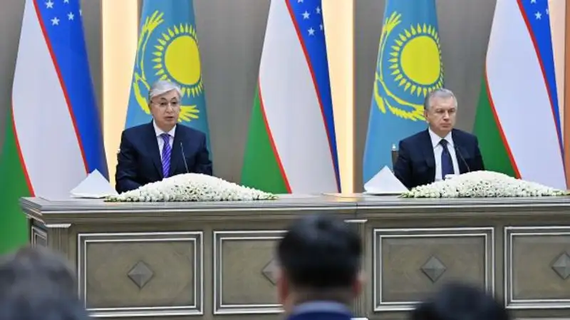 Президенты Казахстана и Узбекистана провели совместный брифинг