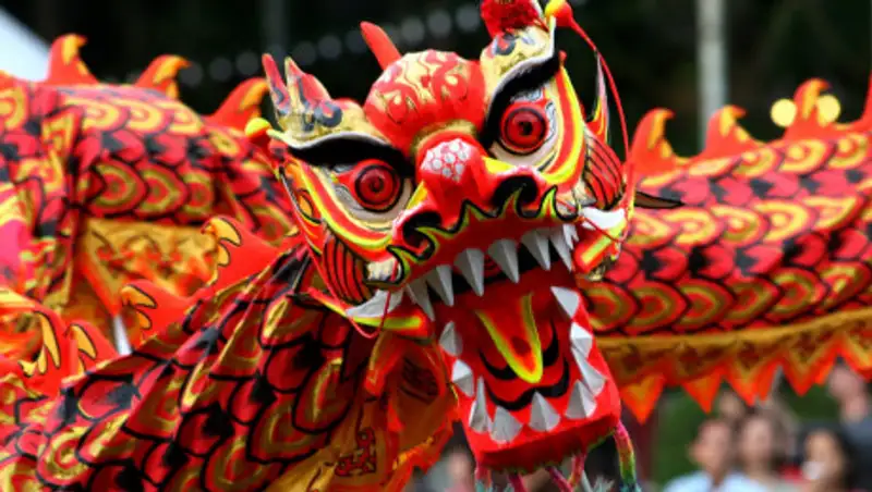 Алматинцы напали на группу парней с китайским змеем