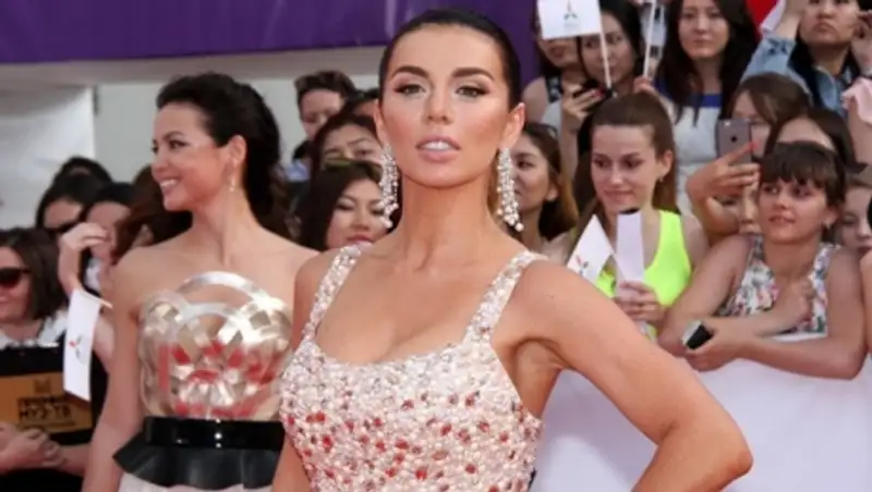 Анна Седокова поблагодарила казахстанского дизайнера за платье на Премию Муз-ТВ