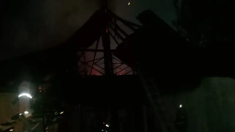 Крупный пожар произошел в заброшенном здании в Шымкенте, фото - Новости Zakon.kz от 24.06.2023 10:59