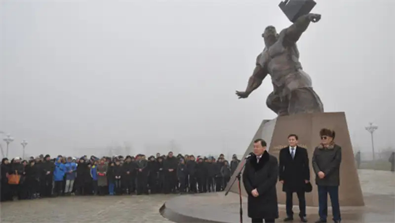 В Таразе открыли памятник Балуану Шолаку 