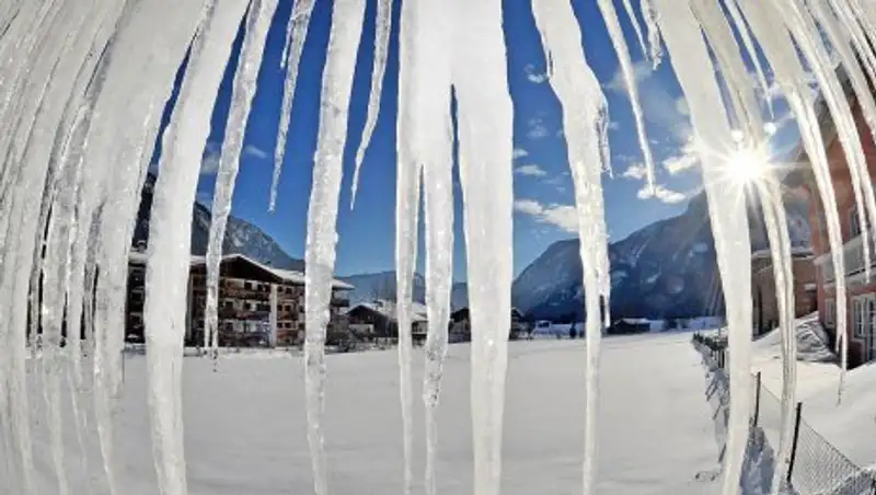 В Актюбинской области упавшая сосулька убила ребенка