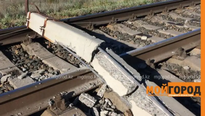 Opel в Уральске врезался в столб и преградил ж/д пути