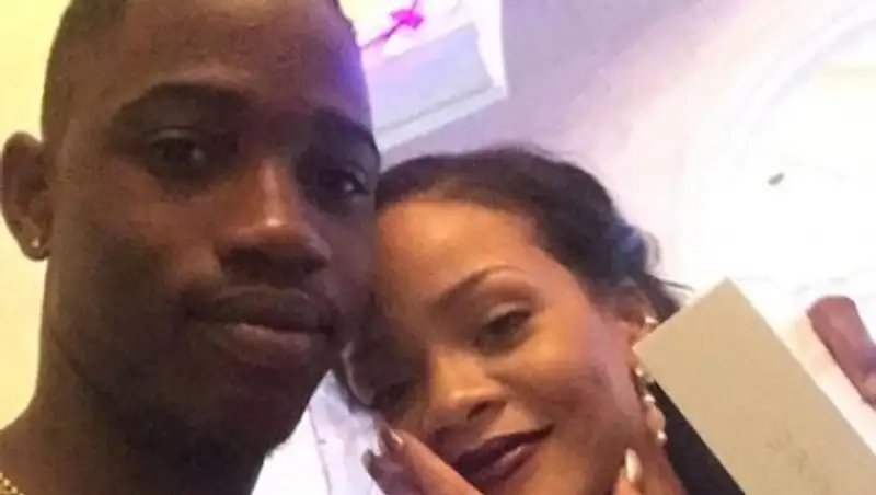 21-летнего брата Рианны застрелили