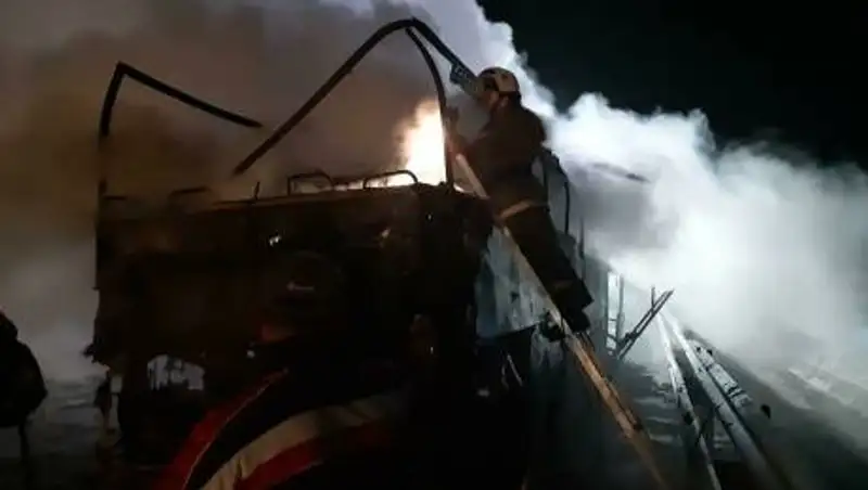 Пять автобусов сгорели на месторождении "Тенгиз"