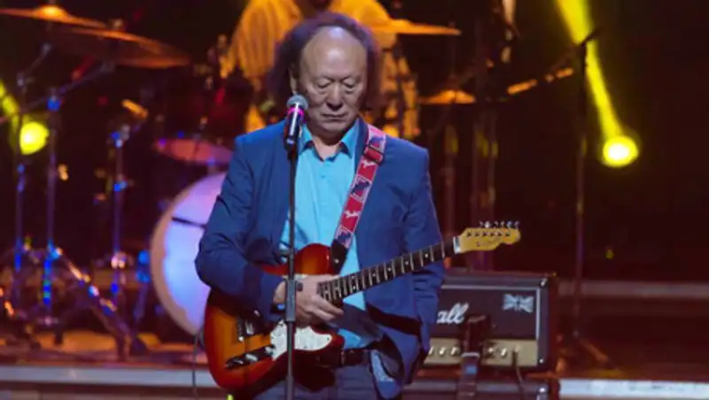 Солиста "Дос Мукасан" оштрафовали за инцидент в столичном аэропорту