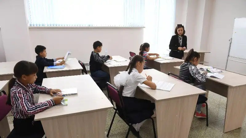 Сокращение нагрузки и зарплат учителей прокомментировали в Минпросвещения