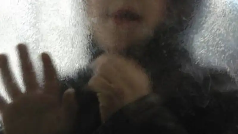 Ребенка заперли на пять дней в квартире без еды и света