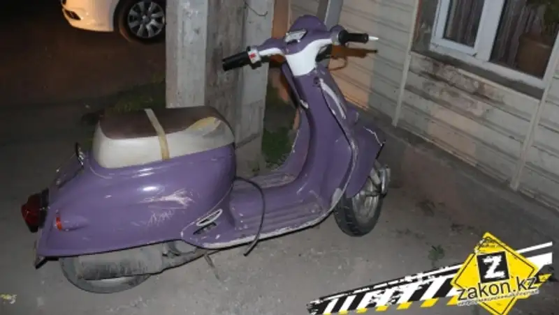 В результате ДТП в Алматы водитель скутера пробил стекло машины