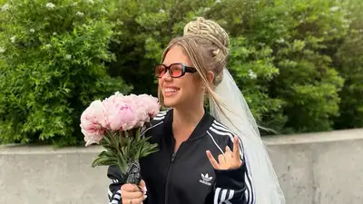 Российская певица вышла замуж в черной спортивке, фото - Новости Zakon.kz от 25.05.2023 14:16
