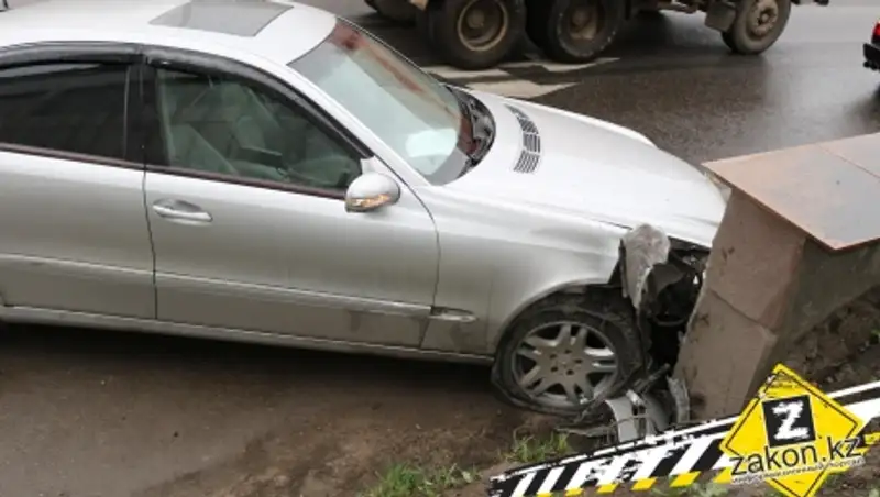 В Алматы водитель Mersedes из-за таксиста разбил свою машину