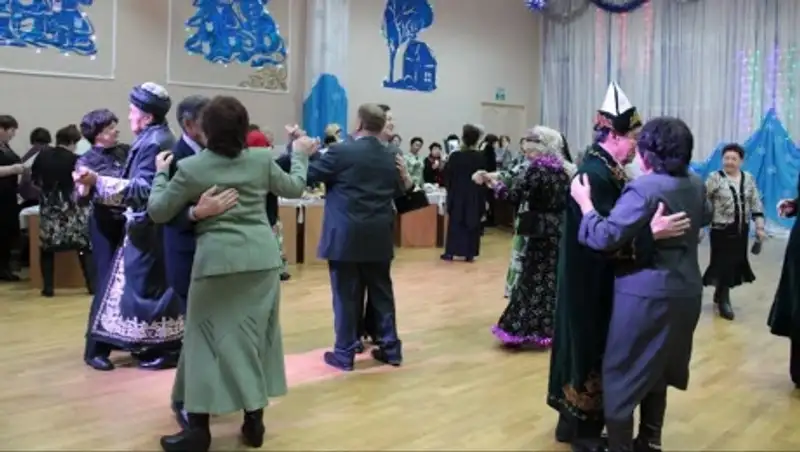 В Усть-Каменогорске провели новогодний бал для самых активных ветеранов