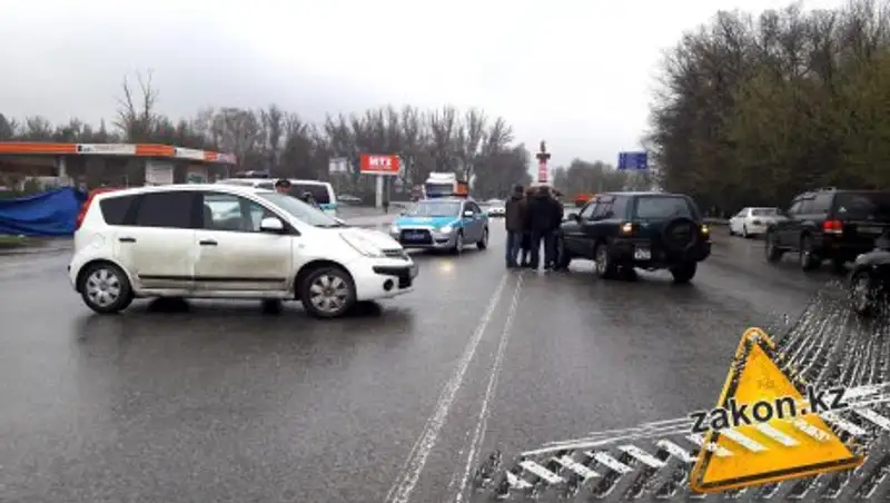 На Кульджинке в Алматы водитель Nissan подставился под Toyota
