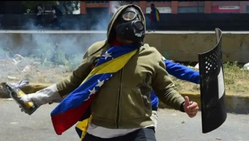 Десятки тысяч венесуэльцев вышли на "мать всех протестов"