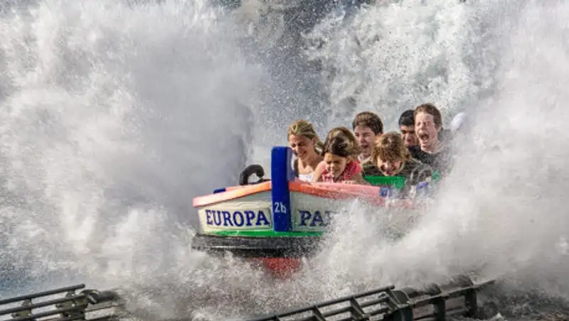 Жители поселка ВКО переплывают Иртыш на лодках, чтобы попасть в город