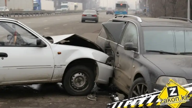 И снова неудавшийся левый поворот закончился разбитыми машинами в Алматы