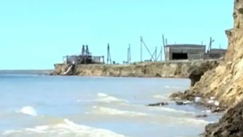 Живущие у Зайсана боятся, что упадут в озеро вместе с домами