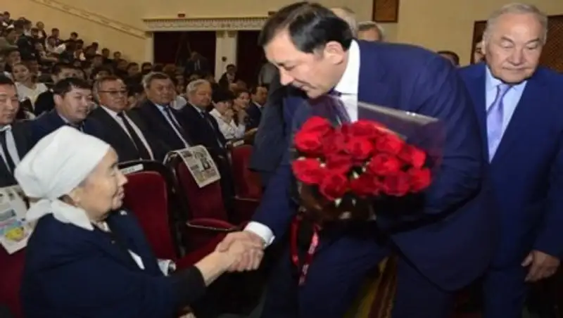 Домбру Саламата Мукашева передали музею Атырау