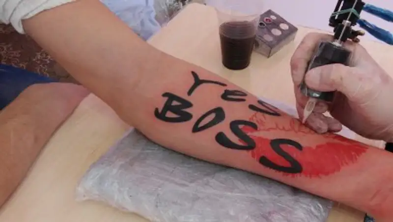 Семья алматинцев через суд доказала незаконность татуировки, сделанной их сыну