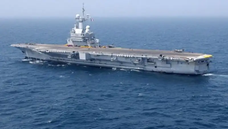 Авианосец "Шарль де Голль" направится в Средиземное море для борьбы с ИГ  