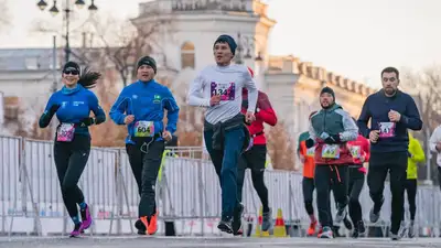 13 ноября в Алматы прошел городской забег City Run 2022, фото - Новости Zakon.kz от 16.11.2022 17:50