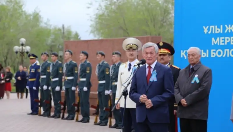 Аким Актюбинской области возложил цветы к памятникам победы в ВОВ