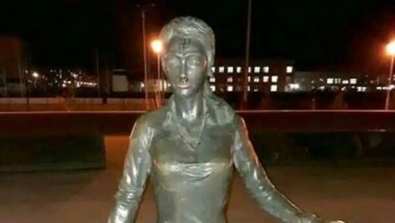 Памятник "Джулии" из песни Батыра осквернили