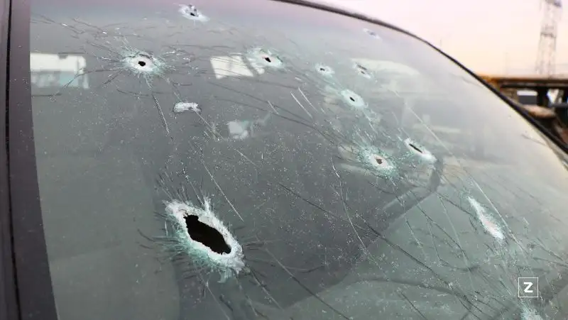 обстрелянное лобовое стекло, машина  , фото - Новости Zakon.kz от 13.01.2022 15:49