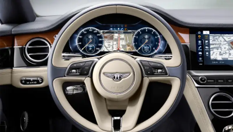 Bentley въехал в остановку в столице