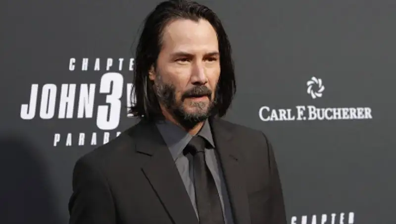 Киану Ривз удивил поклонников ирокезом и голым животом