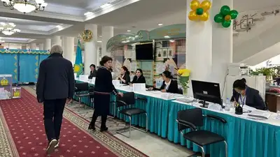 И стар, и млад: алматинцы дружно участвуют в выборах, фото - Новости Zakon.kz от 19.03.2023 15:25