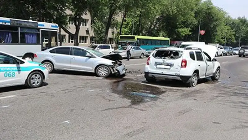 Километровая пробка образовалась на пр.Райымбека из-за ДТП с участием трех машин