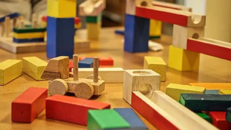 Били и запугивали детей в частных садах: родители требуют принять меры