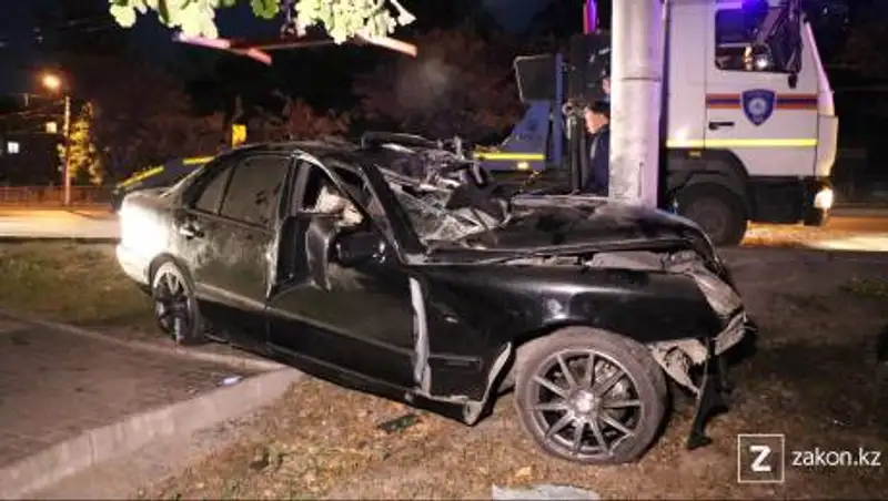 В Алматы после столкновения автомобиля со столбом погиб водитель