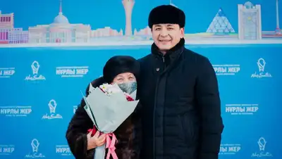 Аким Нур-Султана вручает ключи от дома, фото - Новости Zakon.kz от 01.01.2022 17:03