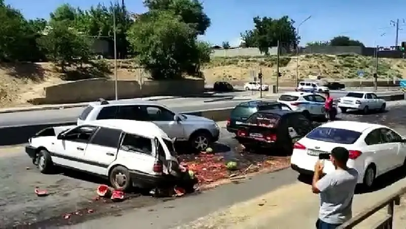 Четыре тонны арбузов разбились из-за массового ДТП в Шымкенте
