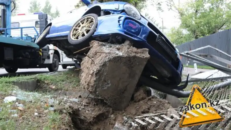 Subaru Impreza вылетела на тротуар в Алматы