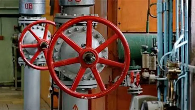 В районе ул. Толе би в Алматы прорвало трубопровод с горячей водой