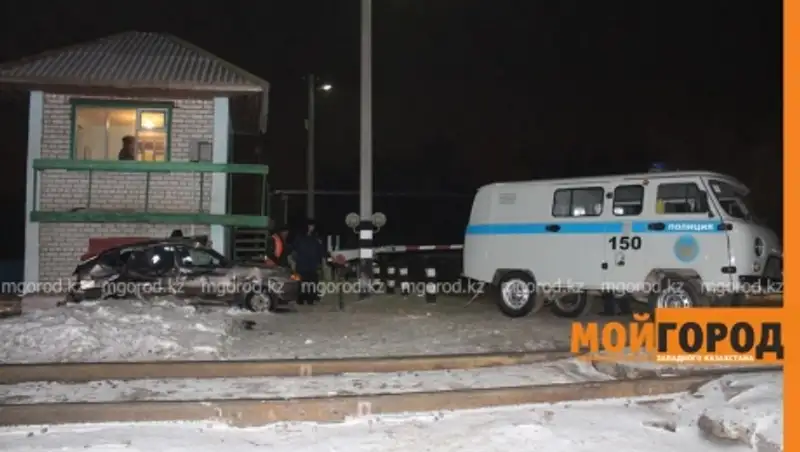 В Уральске легковая машина попала под поезд