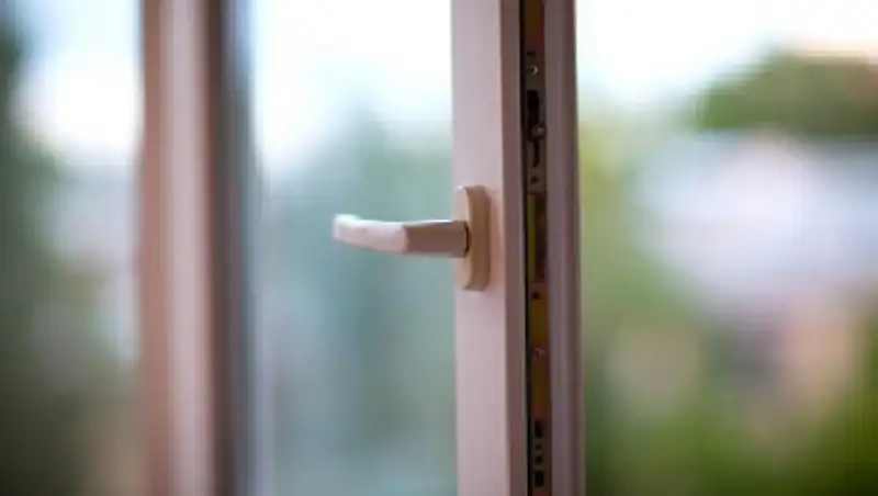 В Астане выпал из окна трехлетний ребенок