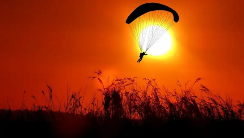 Близ Капшагая разбился военный парашютист